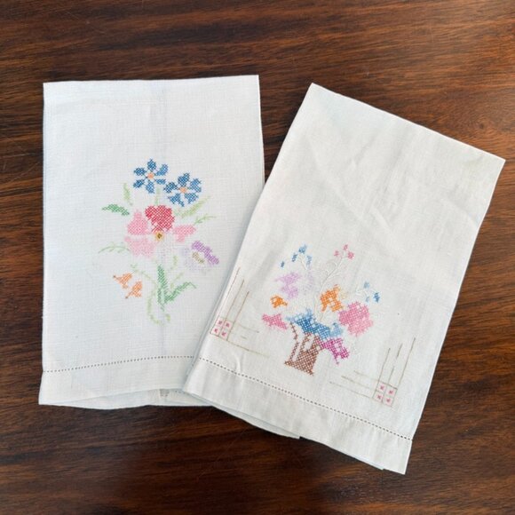 Other - Adorable Dainty Vintage Hand Embroidered Hand Towel Set